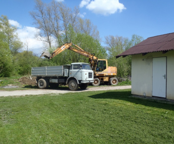 Práce na úprave miestneho cintorína - apríl 2016
