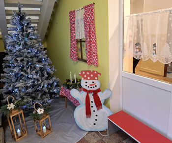 Aktuality / Deti z materskej školy dnes zdobili vianočný stromček - foto