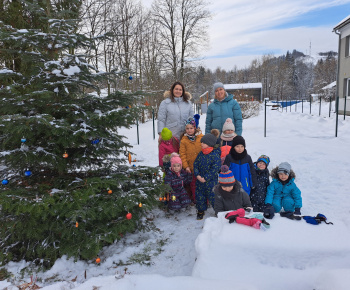 Aktuality / Deti z materskej školy dnes zdobili vianočný stromček - foto