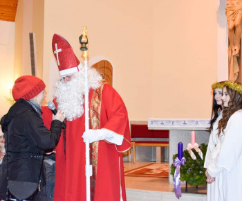 Aktuality / Sv. Mikuláš zavítal aj do nášho Božieho chrámu a zapálil vianočný stromček - foto
