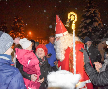Aktuality / Sv. Mikuláš zavítal aj do nášho Božieho chrámu a zapálil vianočný stromček - foto