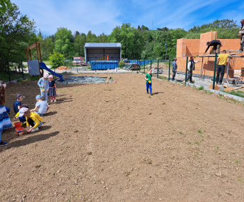 Aktuality / Výstavba detského ihriska v školskej záhrade finišuje - foto
