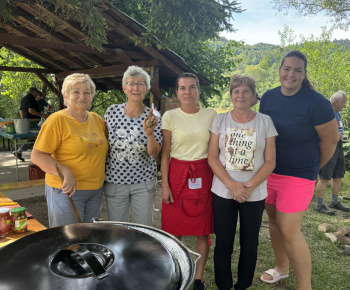 Aktuality / Fotky kolektívu, ktorí varili guľáš a držkovú polievku na Dni obce  - foto