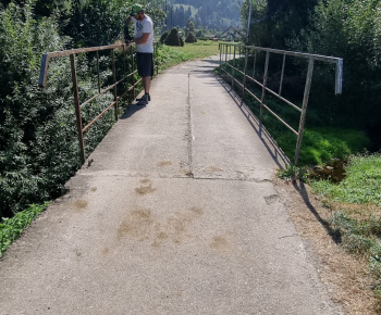 Aktuality / Zábradlie na moste cez Pucovský potok sme očistili od hrdze a natreli farbou - foto