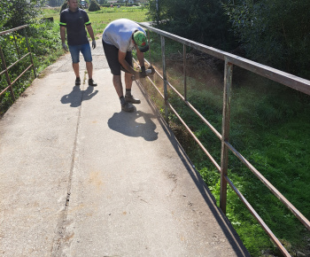 Aktuality / Zábradlie na moste cez Pucovský potok sme očistili od hrdze a natreli farbou - foto