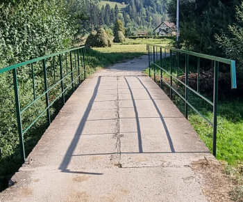 Aktuality / Zábradlie na moste cez Pucovský potok sme očistili od hrdze a natreli farbou - foto