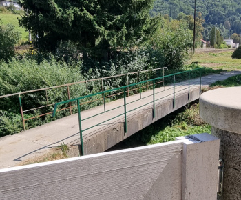 Aktuality / Zábradlie na moste cez Pucovský potok sme očistili od hrdze a natreli farbou - foto