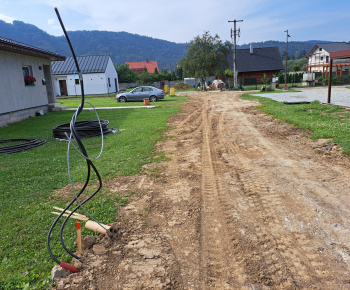 Aktuality / Nové elektrické vedenie v časti Roveň a pri Kríži - foto