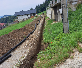 Aktuality / Nové elektrické vedenie v časti Roveň a pri Kríži - foto