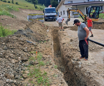 Aktuality / Nové elektrické vedenie v časti Roveň a pri Kríži - foto