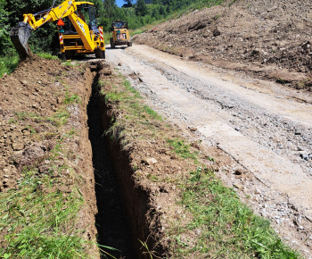 Aktuality / Nové elektrické vedenie v časti Roveň a pri Kríži - foto