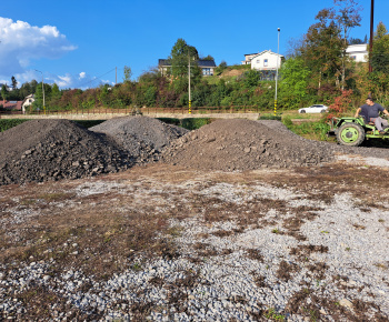 Aktuality / Asfaltovou drťou sme upravili parkovisko pri našom Rímsko-kat. kostole  - foto