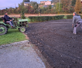 Aktuality / Asfaltovou drťou sme upravili parkovisko pri našom Rímsko-kat. kostole  - foto