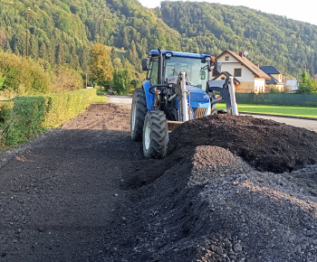 Aktuality / Asfaltovou drťou sme upravili parkovisko pri našom Rímsko-kat. kostole  - foto