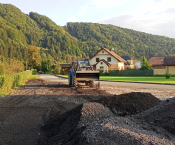 Aktuality / Asfaltovou drťou sme upravili parkovisko pri našom Rímsko-kat. kostole  - foto