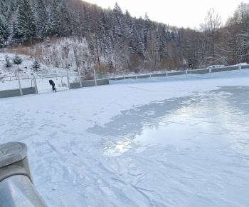 Aktuality / Príprava ľadovej plochy pre korčuľovanie na našom futbalovom miniihrisku - foto