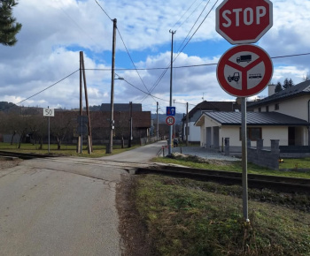 Aktuality / Upozorňujeme na zmenu  dopravného značenia na Mokradi - foto